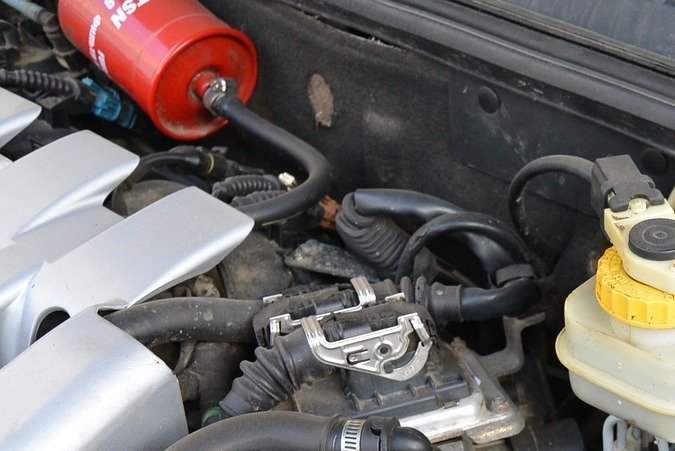 Tanque de líquido de frenos.