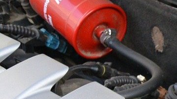 Tanque de líquido de frenos.