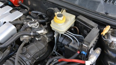 Tanque de líquido de frenos.