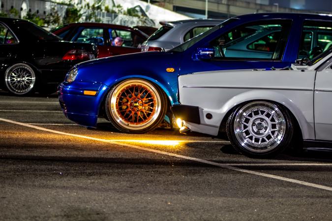 Foto de varios autos tuning estacionados