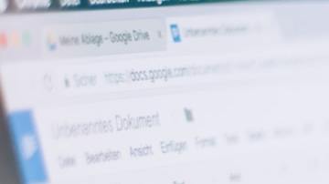 Foto de una persona manipulando una laptop