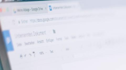 Foto de una persona manipulando una laptop