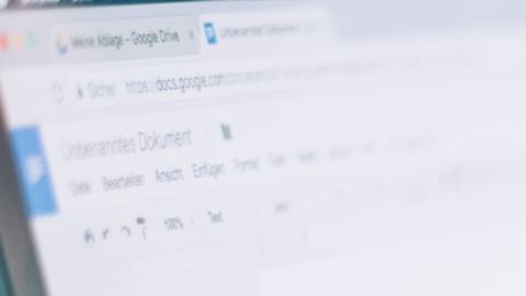 Foto de una persona manipulando una laptop