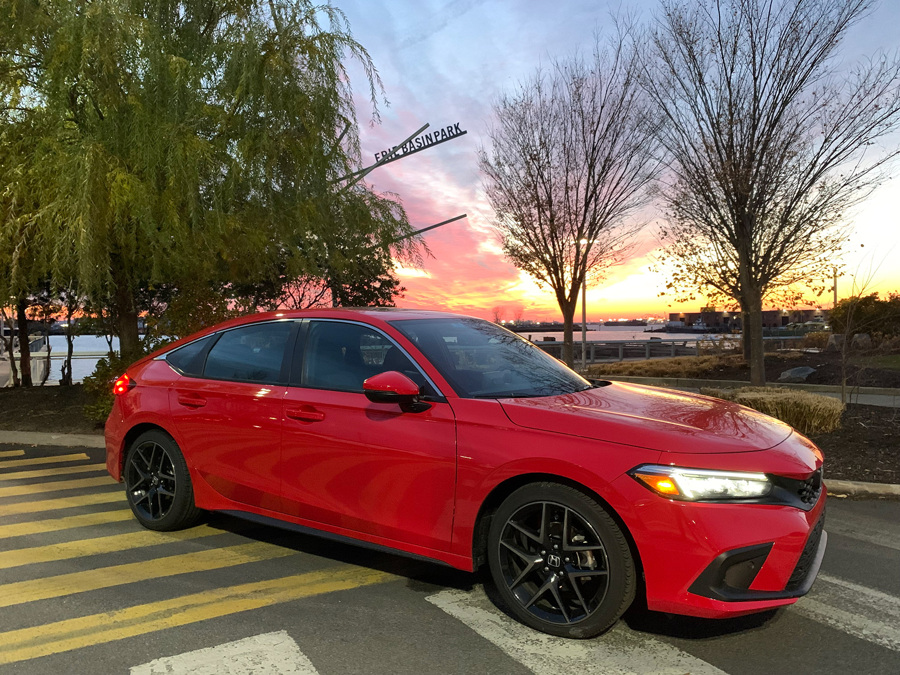 El Civic Hatchback es un auto con un techo bajo que lo hace más aerodinámico y le permite un buen balance en el paso por curva.