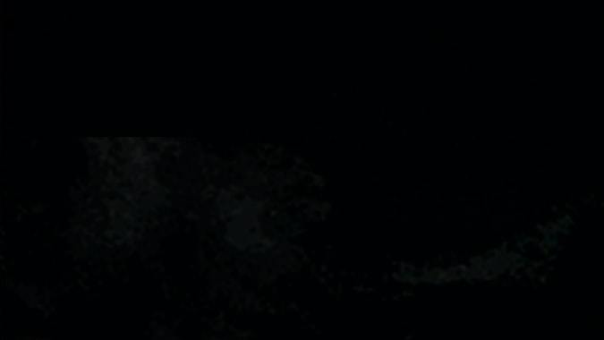 Auto quemando llanta.