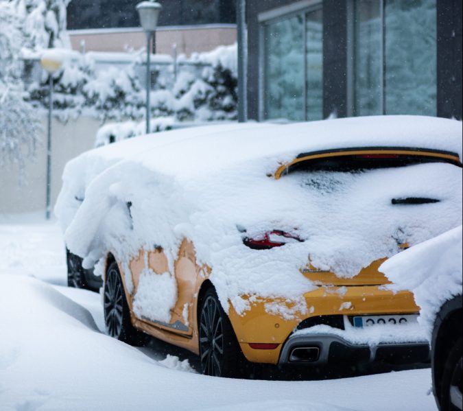 Auto cubierto de nieve.