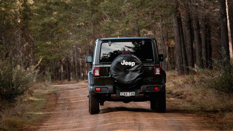 Jeep en carretera de terracería