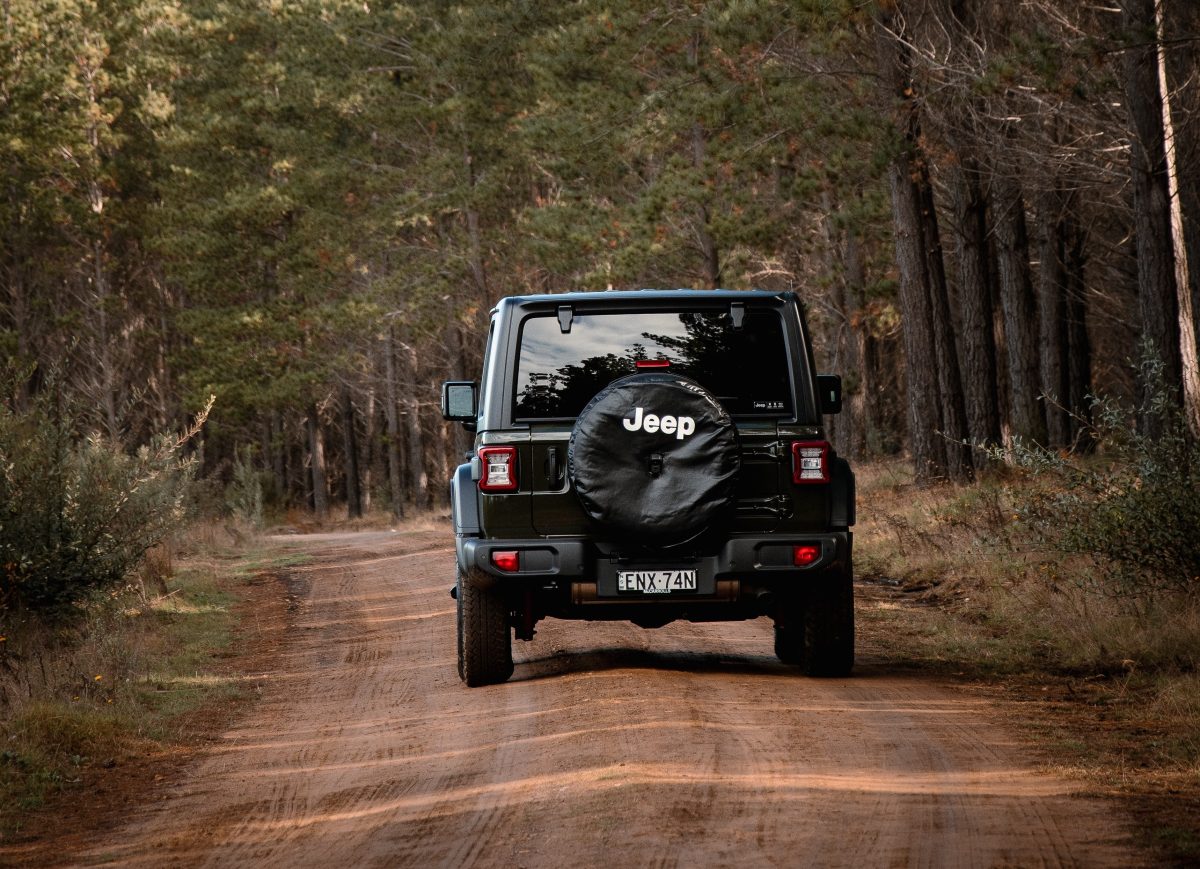 Jeep en carretera de terracería