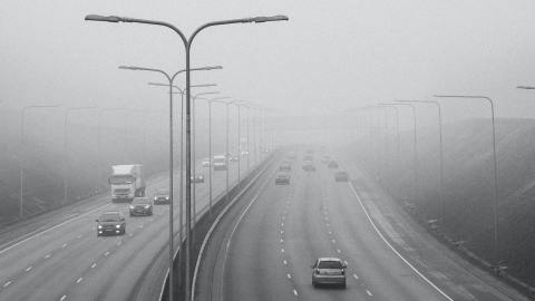 Carretera llena de niebla