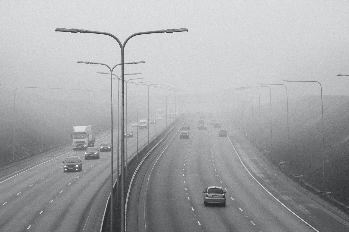 Las carreteras con mucha niebla hacen que tu visibilidad sea muy corta.