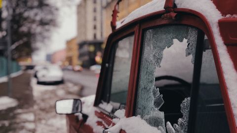 Автомобиль с разбитым стеклом