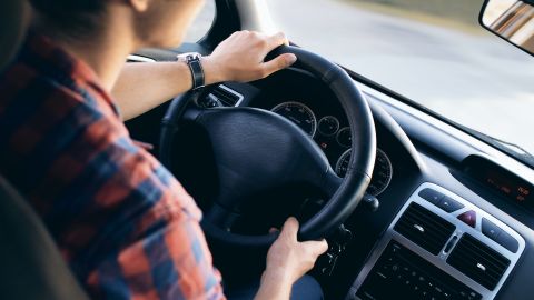 Foto de un hombre conduciendo