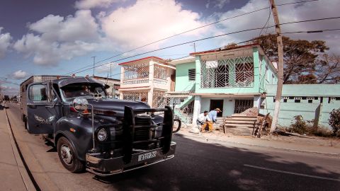 Camioneta con tumbaburros