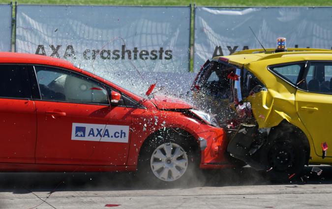Foto de dos autos durante una prueba de choque