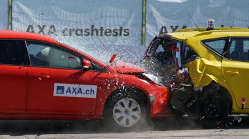 Foto de dos autos durante una prueba de choque