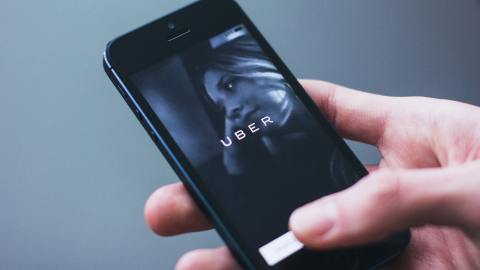 Foto de la pantalla de un teléfono mostrando la aplicación de Uber