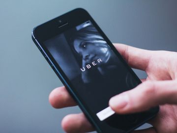 Foto de la pantalla de un teléfono mostrando la aplicación de Uber