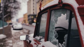 Auto con vidrio roto