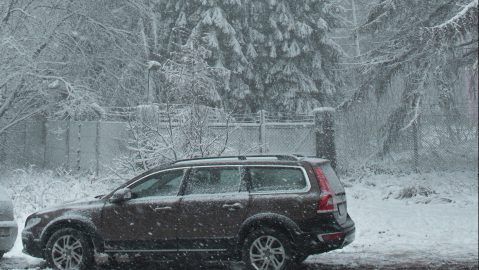 Auto en tormenta de nieve