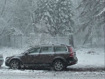Auto en tormenta de nieve