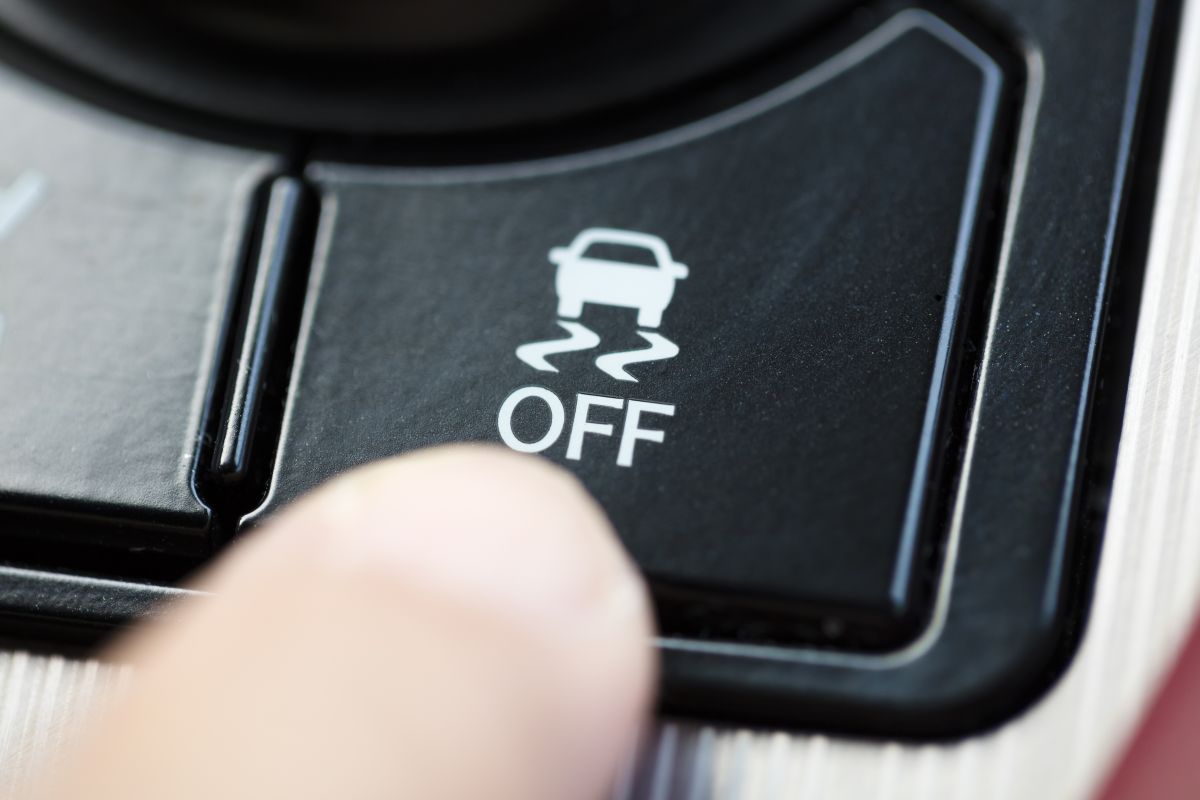 El control de tracción es un sistema de seguridad automovilística que algunos vehículo traen.