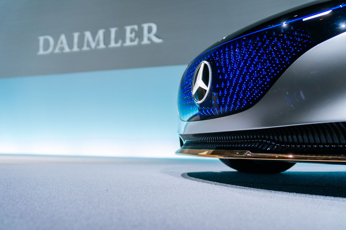 A partir del 1 de febrero,  Daimler AG cambia a Mercedes Benz.