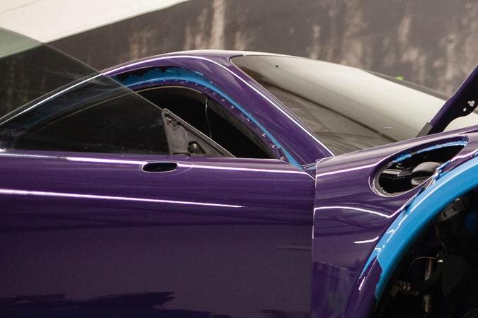 Foto de un auto siendo pintado en un taller