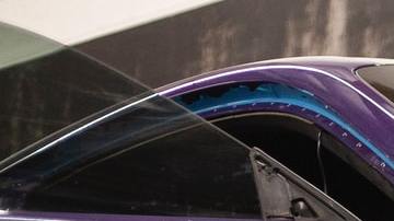 Foto de un auto siendo pintado en un taller