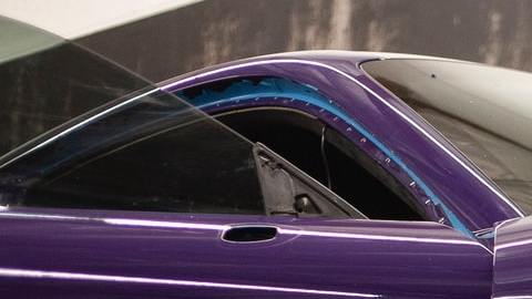 Foto de un auto siendo pintado en un taller