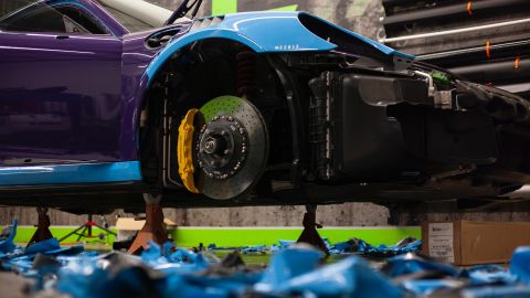 Foto de un auto siendo pintado en un taller