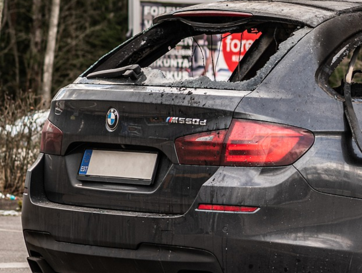 Entre los autos abandonados están varios de la marca BMW.