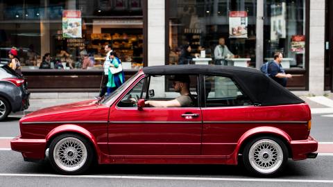Auto con toldo suave.