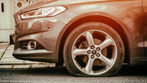 Llanta baja de aire.