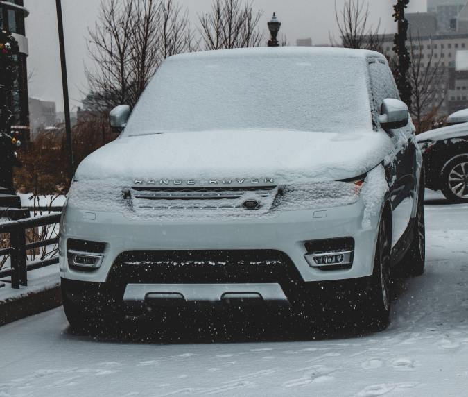 Range Rover en tormenta de nieve