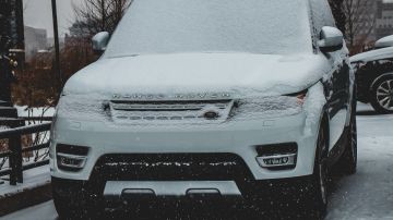 Range Rover en tormenta de nieve