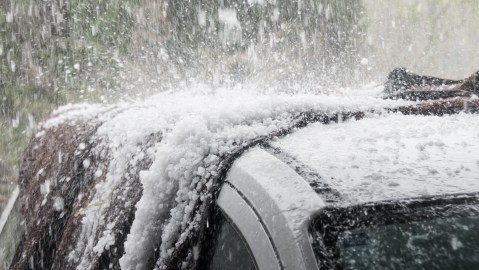 Granizo sobre auto