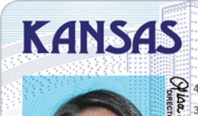Foto de una licencia de Kansas con Real ID
