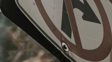 Foto de un semáforo con la luz roja encendida