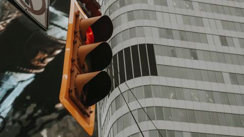 Foto de un semáforo con la luz roja encendida