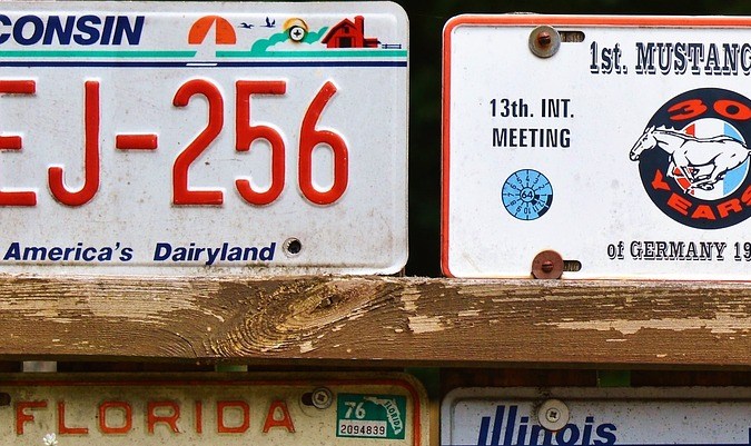 Foto de un muro con placas de matrículas