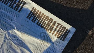 Foto de un folleto sobre inmigración tirado en la calle