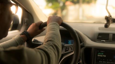 Foto de una persona conduciendo un automóvil