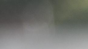 Foto de la mano de una persona entregando unas llaves