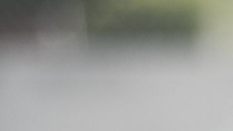 Foto de la mano de una persona entregando unas llaves