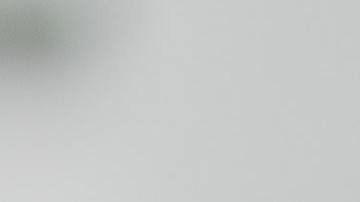 Foto de una persona entregando las llaves de una casa a otra persona