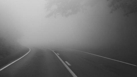 Carretera con niebla