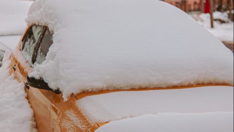 Auto atascado en la nieve.