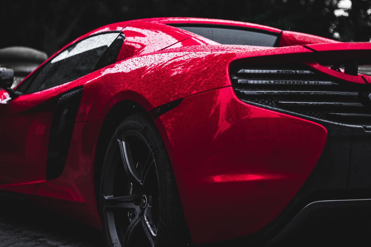 Auto deportivo rojo