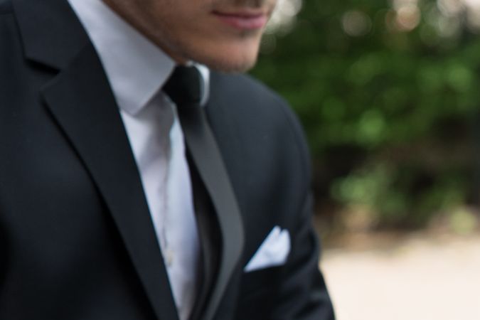 Valuador revisando un auto.