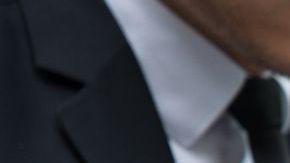 Valuador revisando un auto.